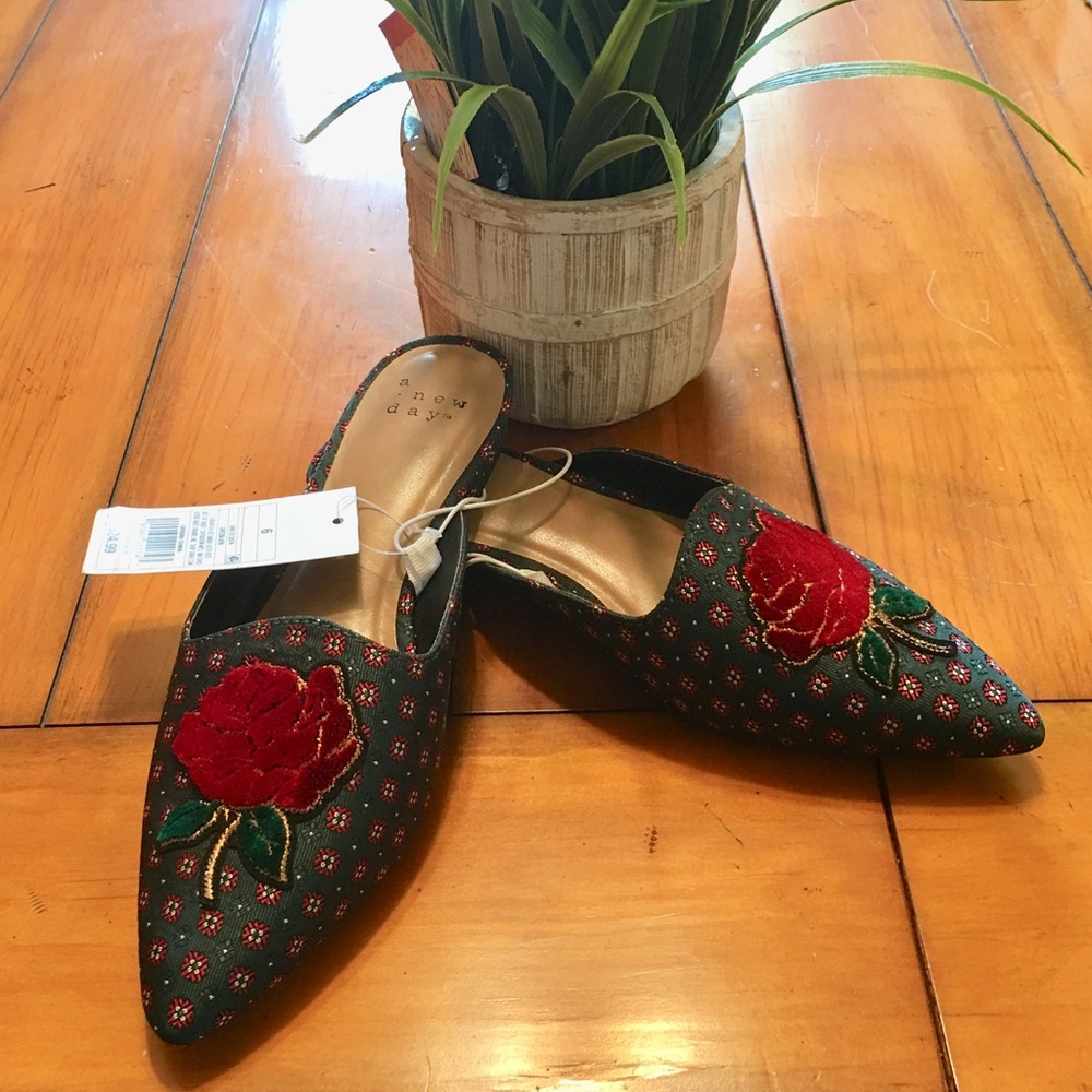 SOLD-NWT Jen Patch Pointed Toe Mules Size 6